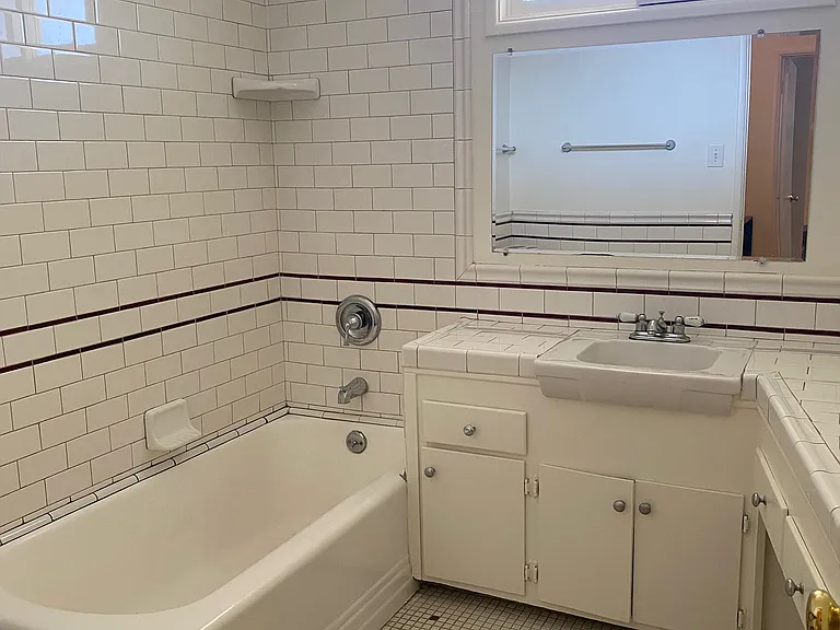 Bathroom with shower/bathtub and vanity mirror