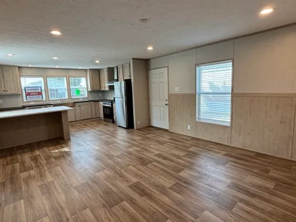 27 Crestwood Dr #70, Middletown, IN 47356