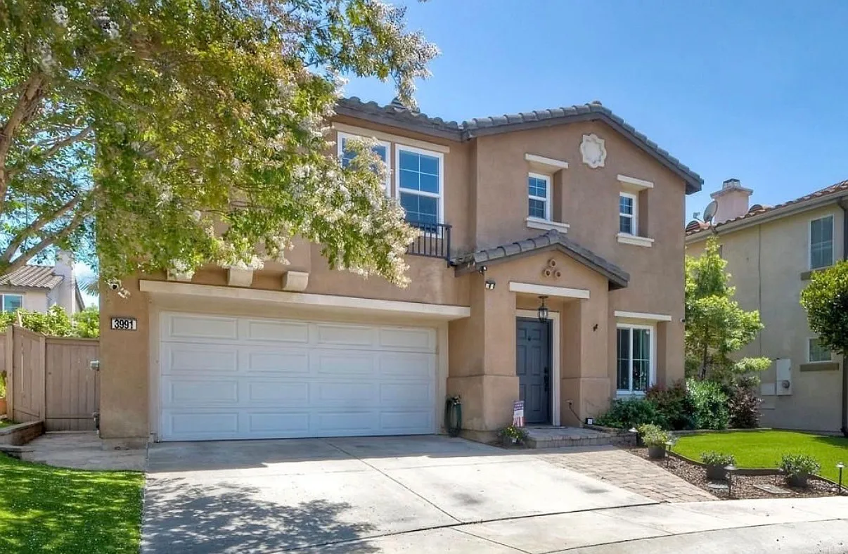 4 bed, 2204 sqft, $5,600 — Photo 2