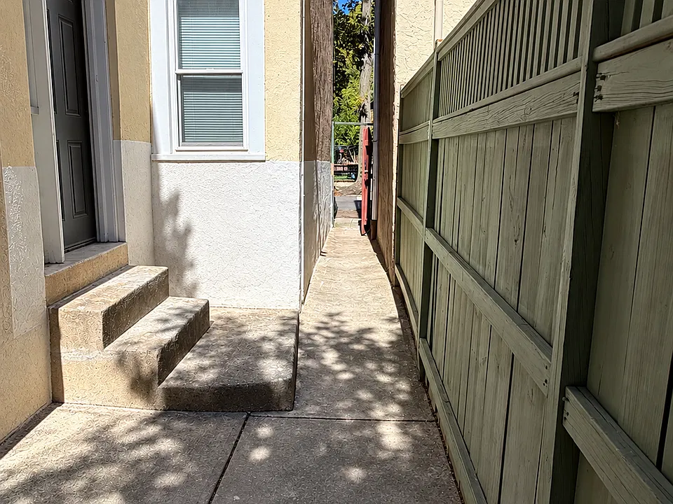 Sideyard/private entrance