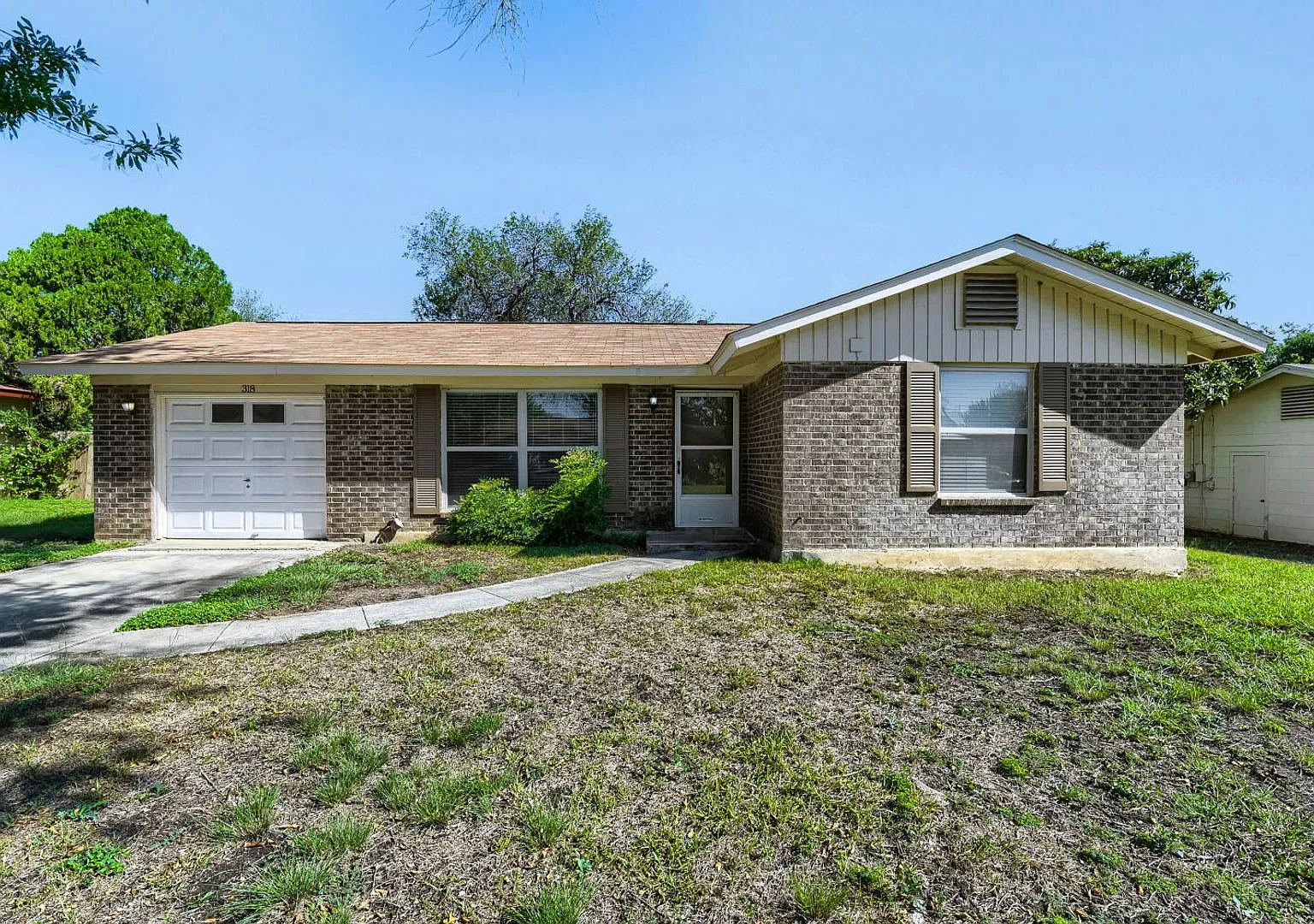 Why rent an apartment when you can rent a HOUSE? — Photo 1