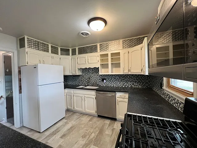 2125 Stirling St — Photo 15