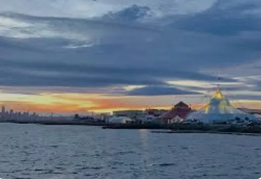 Easy acces to the shoreline with Beautiful SF views