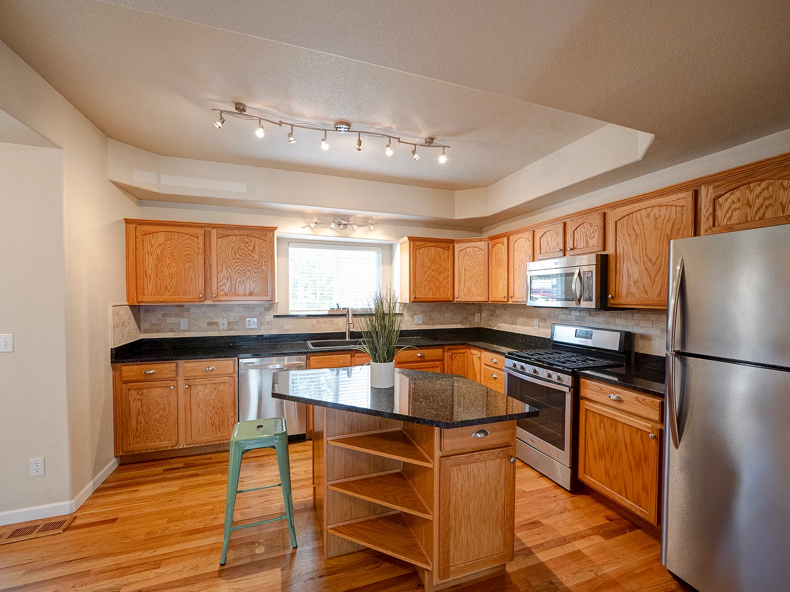 3 bed, 2.5 bath, 1685 sqft, $2,000 — Photo 4
