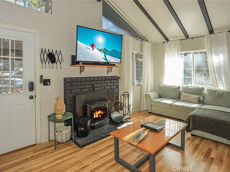 325 Hilltop Ln — Photo 7
