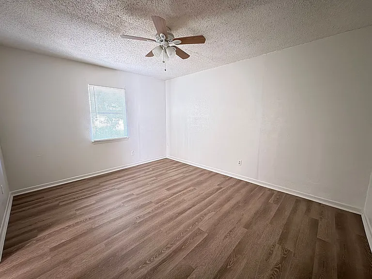 306 W Valley Rd — Photo 5