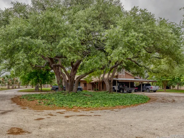 696 CR 373, Uvalde, TX 78801