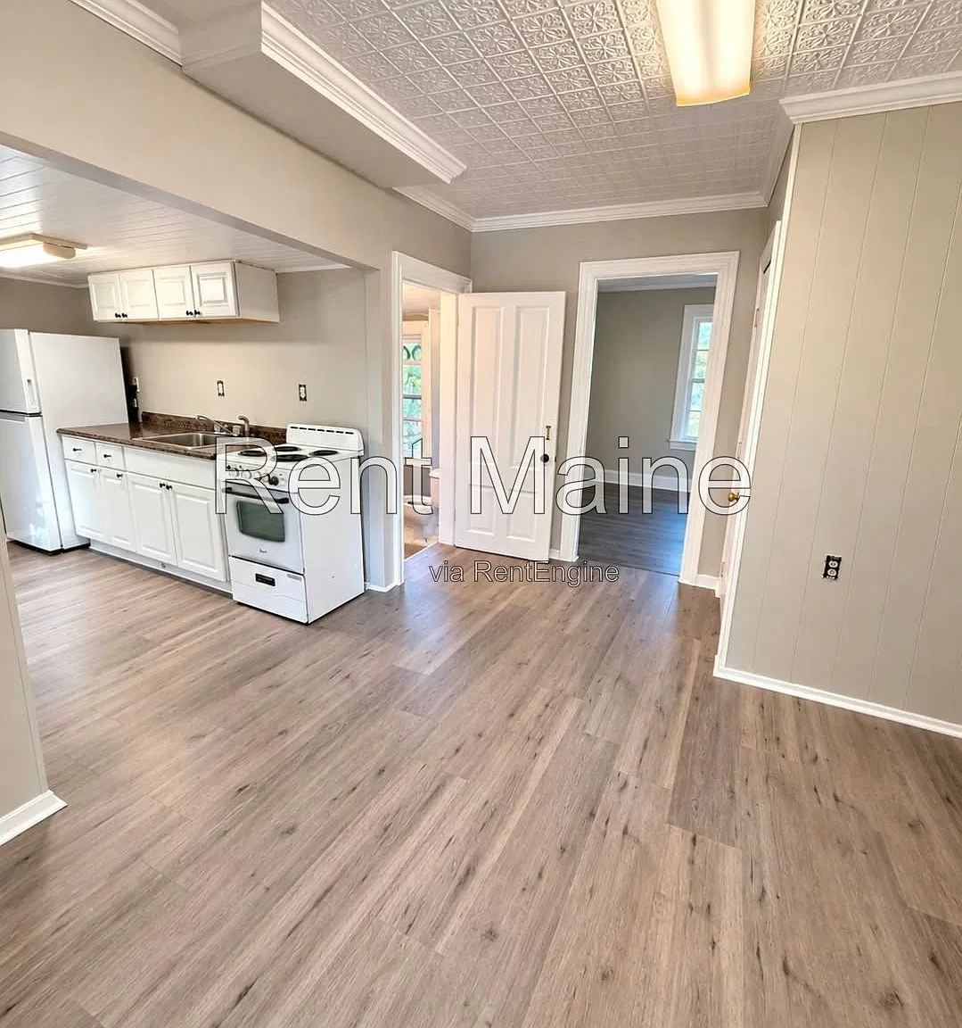 3 bed, 1.0 bath, 790 sqft, $1,800 — Photo 2