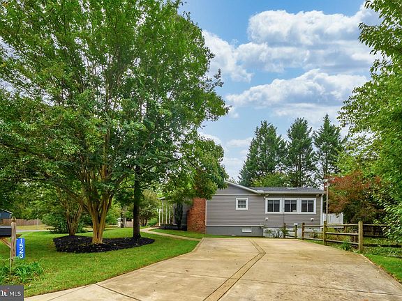 3rd image of 1523 Manor View Rd