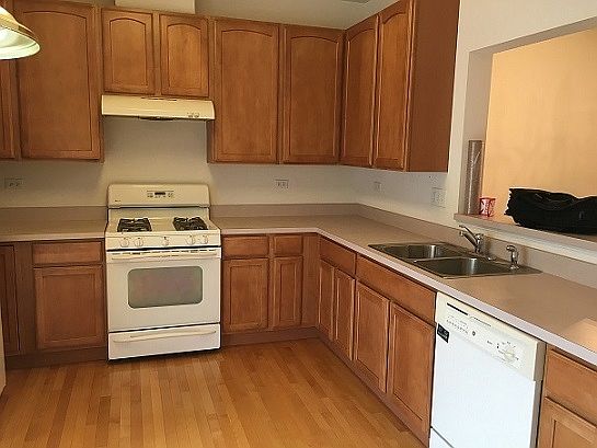 3rd image of 1072 N Claremont Dr