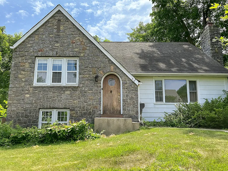 728 Wayzata Blvd E — Photo 1