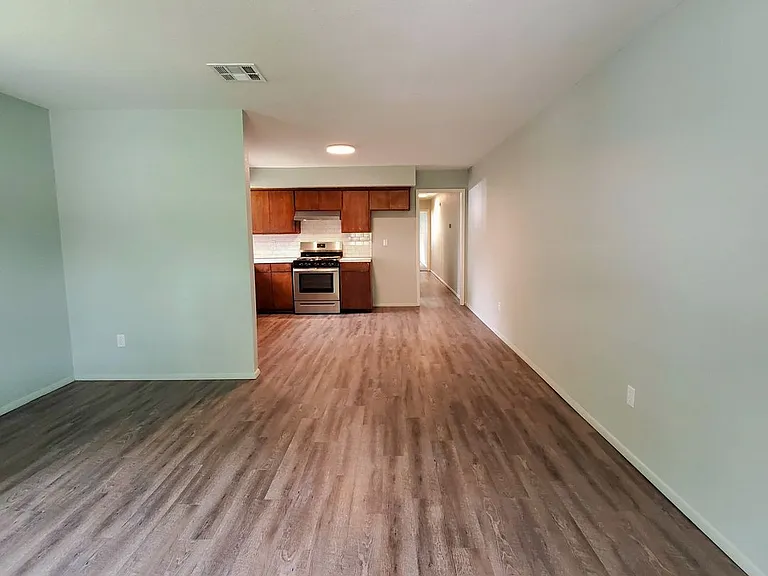 1117 E Parker St — Photo 3