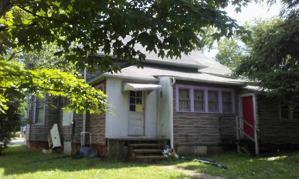 2nd image of 1437 NE Grainger Ave