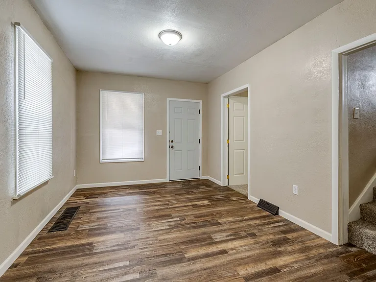 426 E Lake St — Photo 10