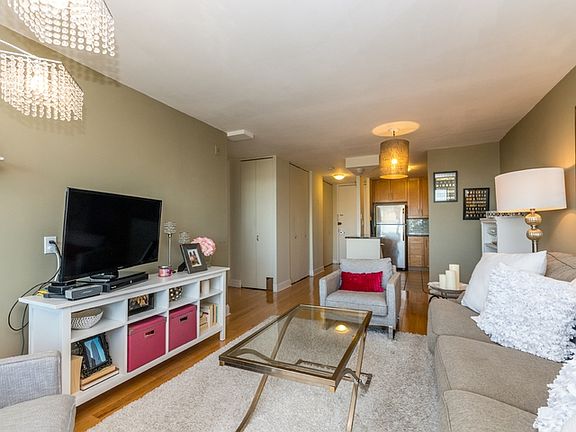 3rd image of 2020 N Lincoln Park W APT 24C