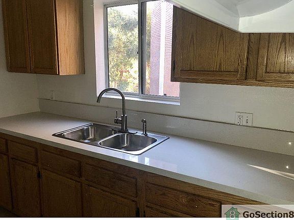 4th image of 627 Cerritos Ave