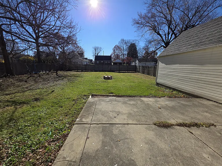 710 E Chestnut St — Photo 26