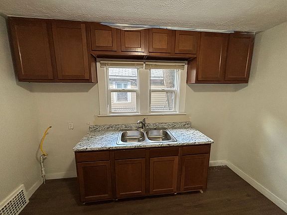 4th image of 835 Carlysle St