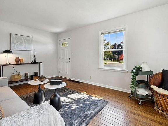 3rd image of 2412 Langley Ave
