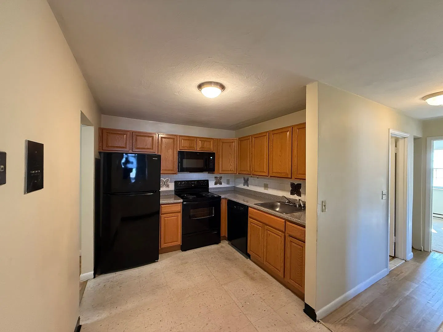 Renovated, Sunny and Spacious Leominster 2 Bed on Central Street. Available Now — Photo 2