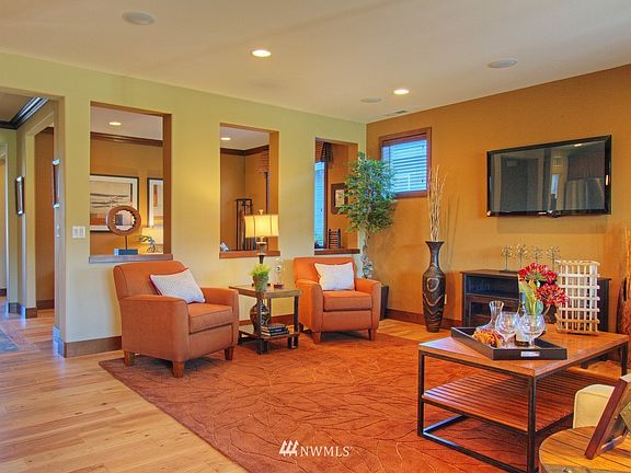 3rd image of 4950 Orcas Street NE