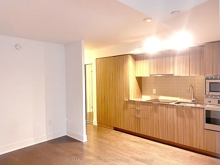 955 Bay St #914 — Photo 5