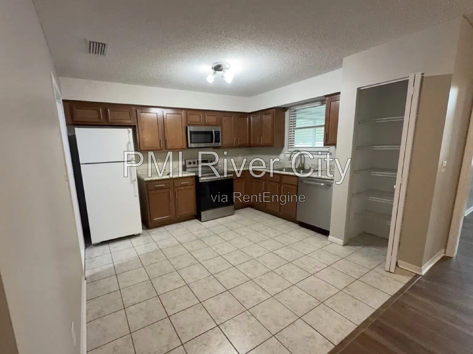 3 bed, 2.0 bath, 1079 sqft, $1,900 — Photo 4