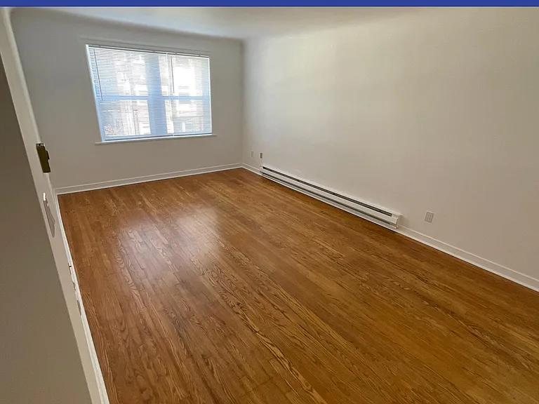 325 Summit Ave E #12 — Photo 1