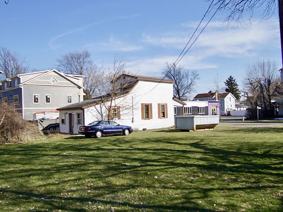 4th image of 225 Jackson St