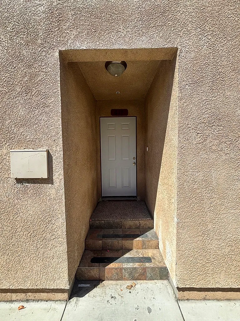 5 bed, 1702 sqft, $4,200 — Photo 2