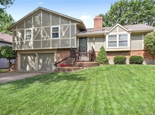 14216 S Cottonwood Dr, Olathe, KS 66062