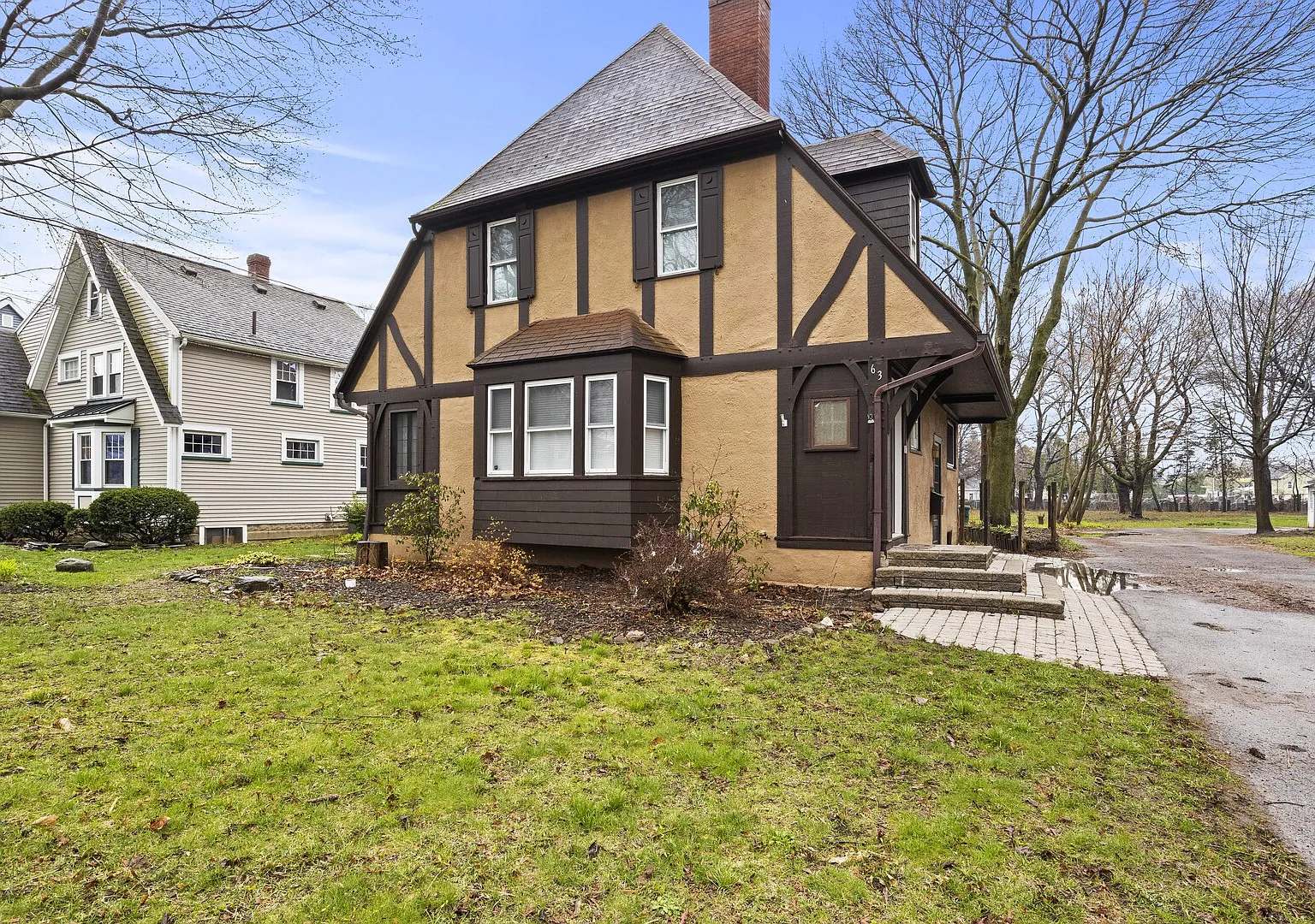Modern 3 BR Home with Smart TV, Games, WiFi, BBQ, Close to All — Photo 2
