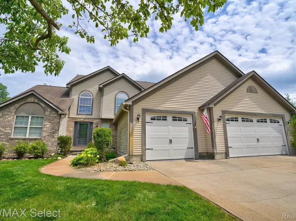 1314 Lake Valley Dr, Fenton, MI 48430