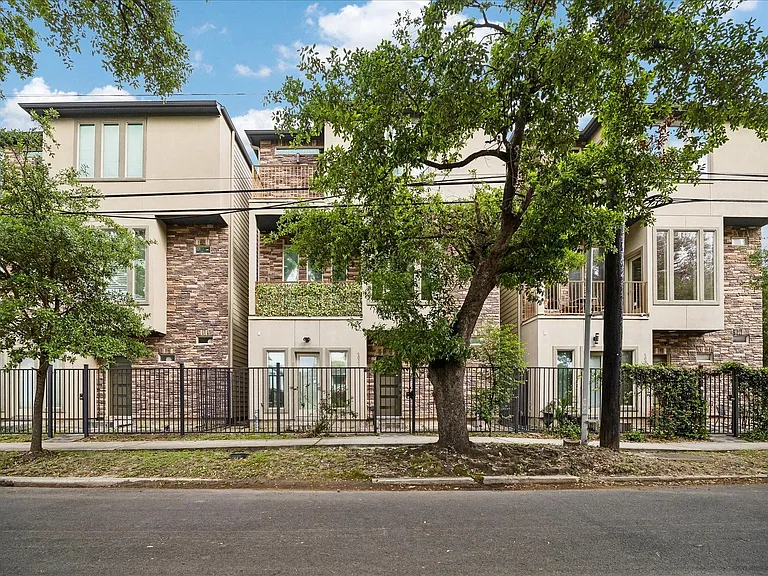 4833 Chenevert St — Photo 34