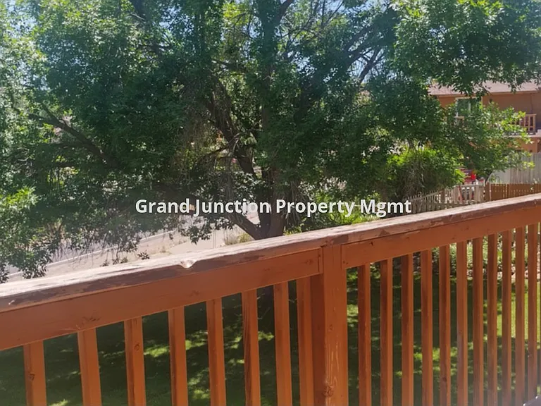 384 E Valley Cir #B — Photo 16