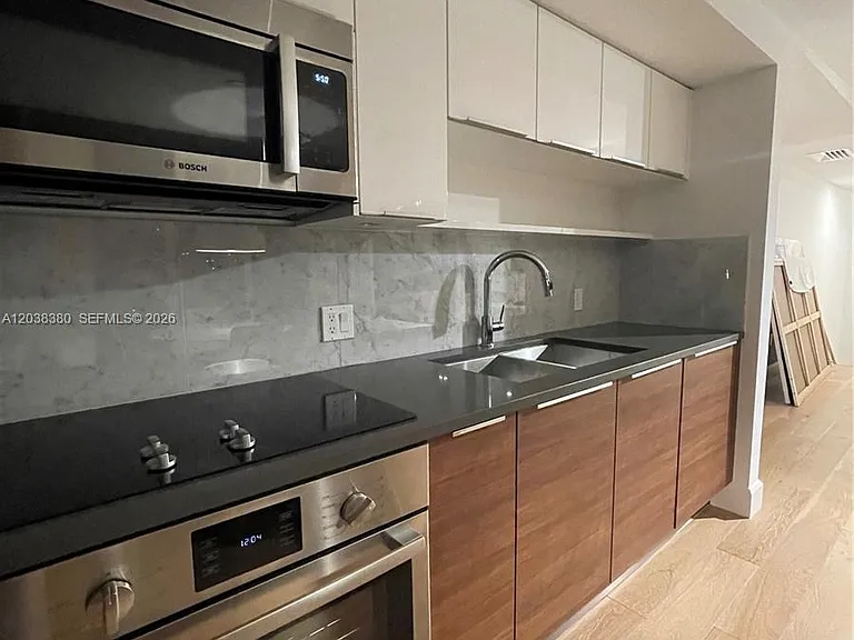 601 NE 27th St #201 — Photo 7