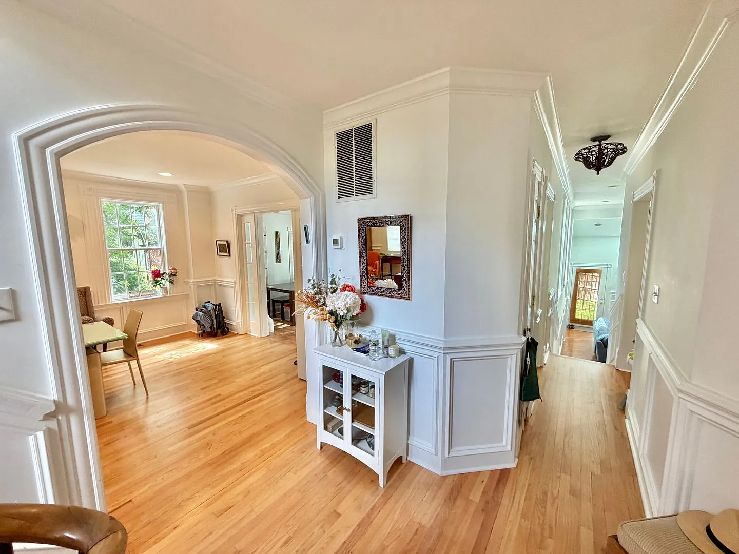 Highly Sought After Shepherds Park Furnished Spacious 4 Bedroom Executive Home with Yard — Photo 2