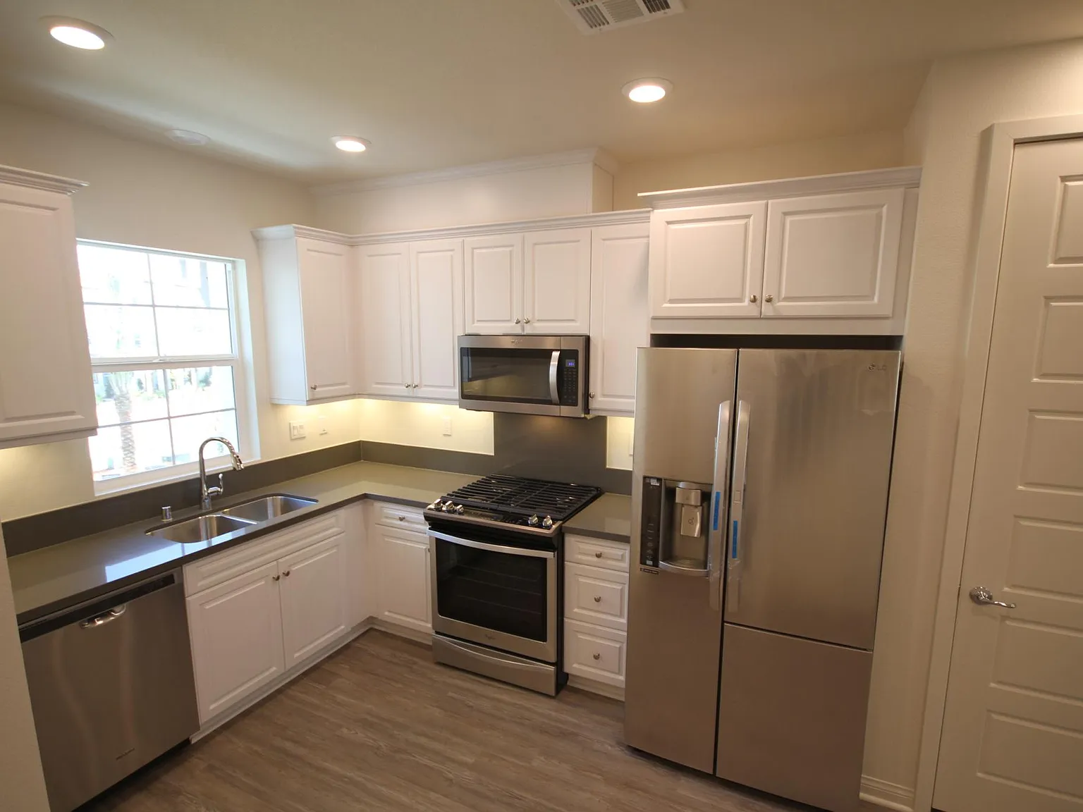 2 bed, 2.5 bath, 1207 sqft, $4,250 — Photo 4