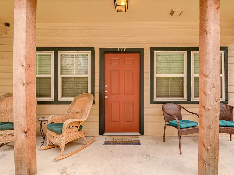 1310 Asbury St — Photo 2
