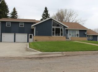 611 9th Ave NE, Rolla, ND 58367