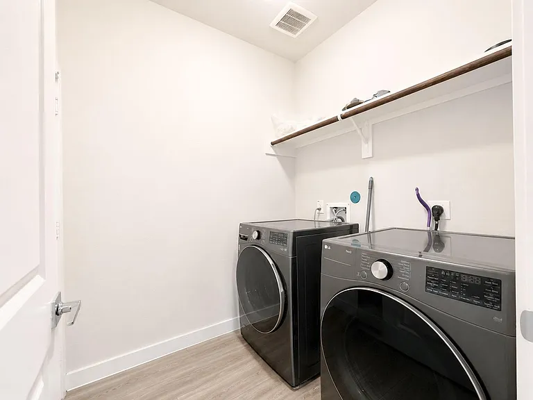323 Bennett St — Photo 9