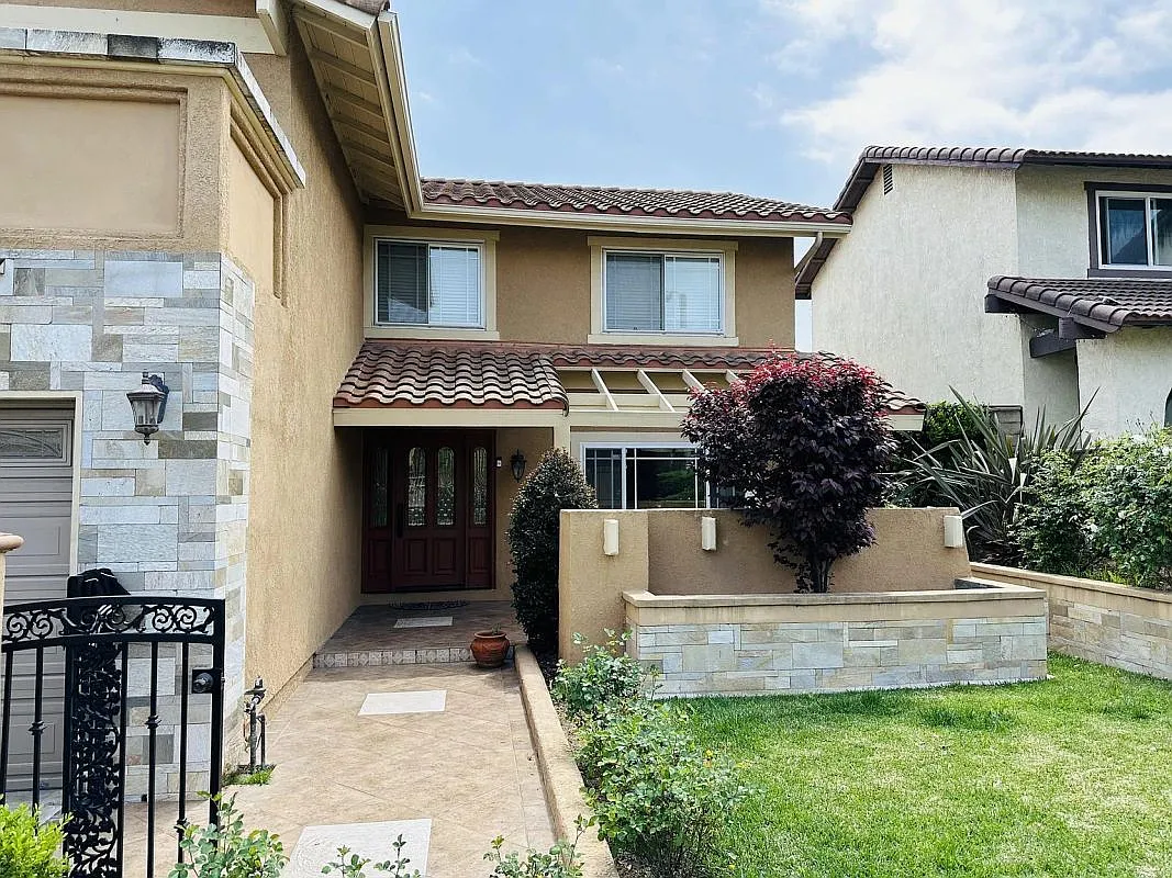 4 bed, 2.5 bath, 2181 sqft, $4,800 — Photo 3