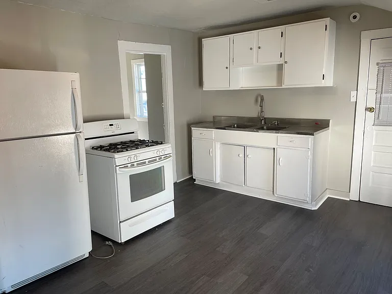 826 W 5th St #2 — Photo 1