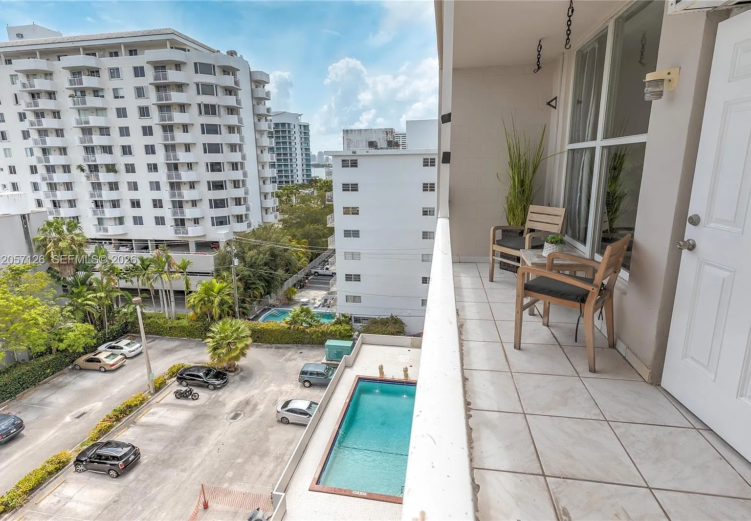 Lincoln Towers Condo — Photo 3