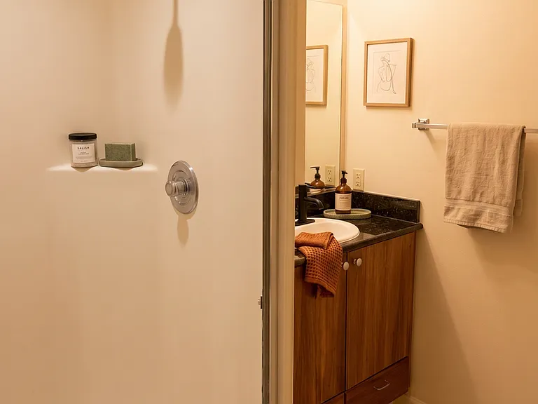 3644 Woodland Park Apartments are located in Wallingford — Photo 13