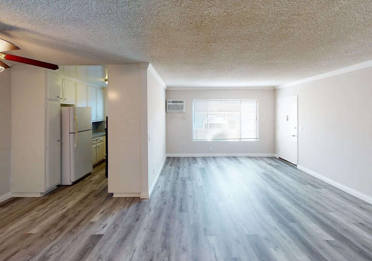 Hayworth Apartments...Gorgeous Newly Remodeled Apartment..Quiet Upscale Residential Neighborhood!... — Photo 4