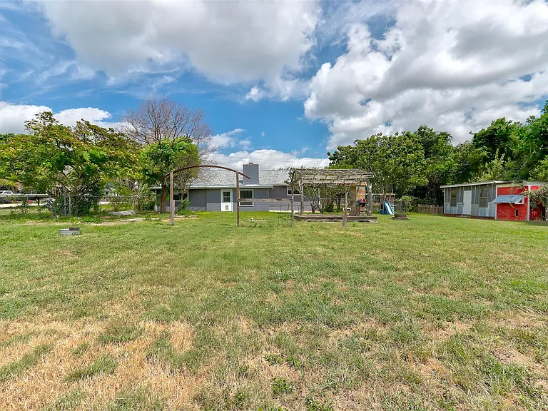 820 Stadium Dr — Photo 30