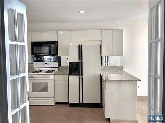 3rd image of 184 Zeppi Ln