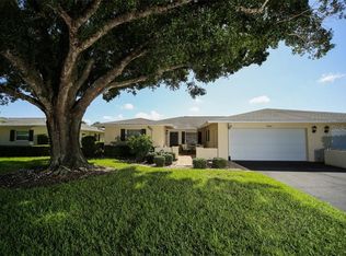 7069 W Country Club Dr N, Sarasota, FL 34243