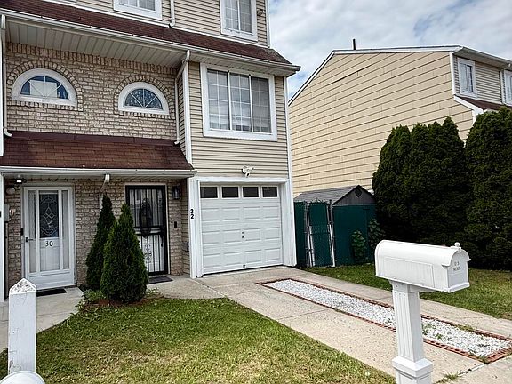 3rd image of 32 Benjamin Dr